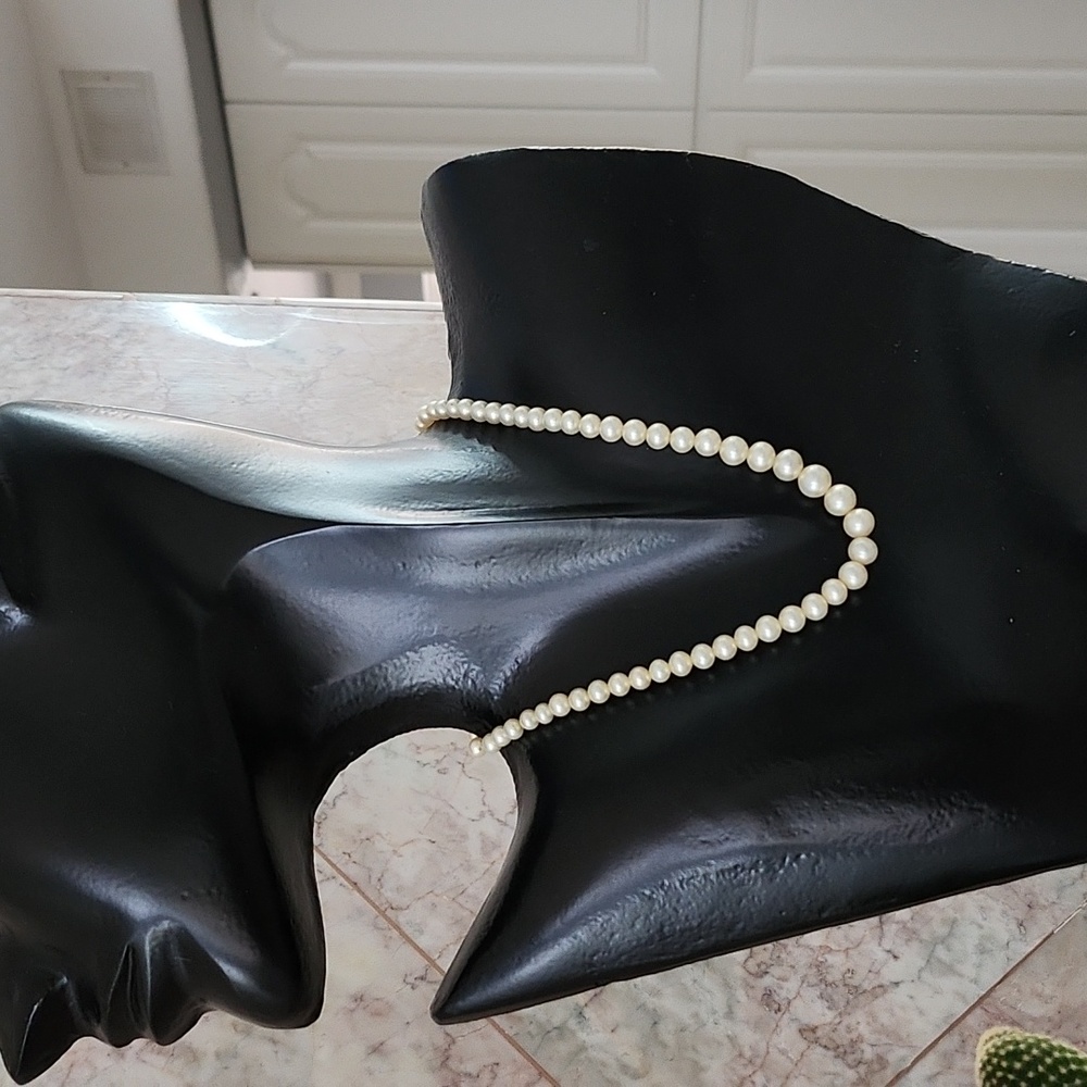 Deltah 10k necklace
